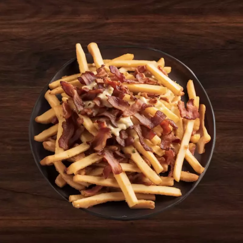 Papas fritas con cheddar y panceta