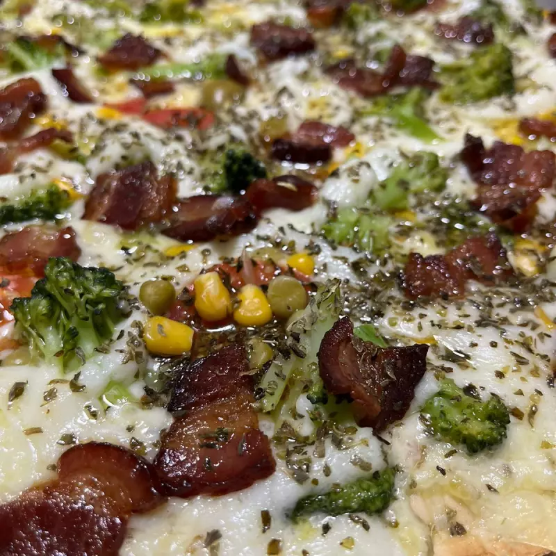 PIZZA PEQUENA BRÓCOLIS COM BACON