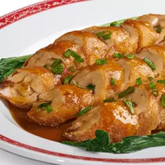 Pollo enrrollado con salsa de ostio