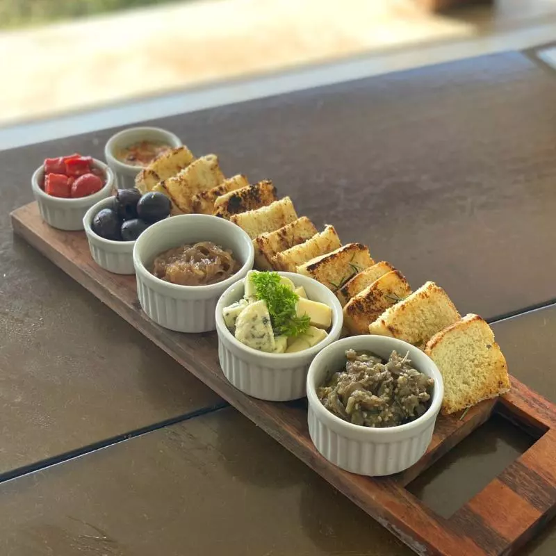 Torradas de focaccia com 6 molhos