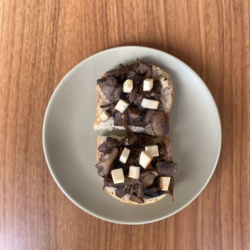 BRUSCHETTA COGUMELOS E TOFU DEFUMADO