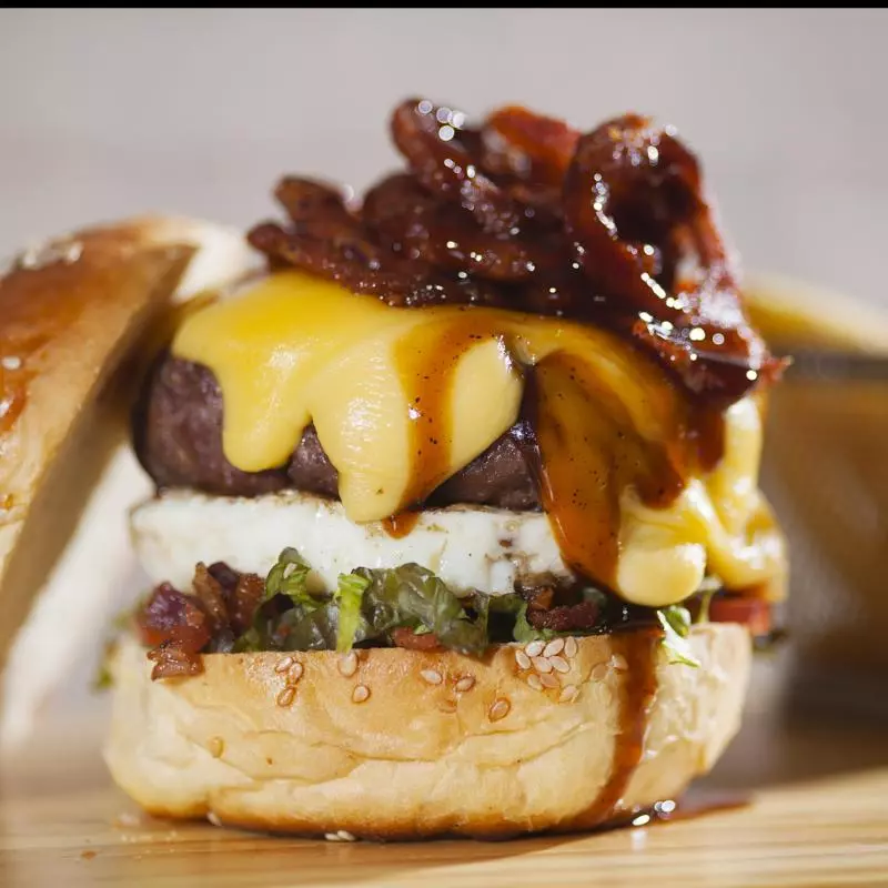 2 burguers calabresa BBQ fritas