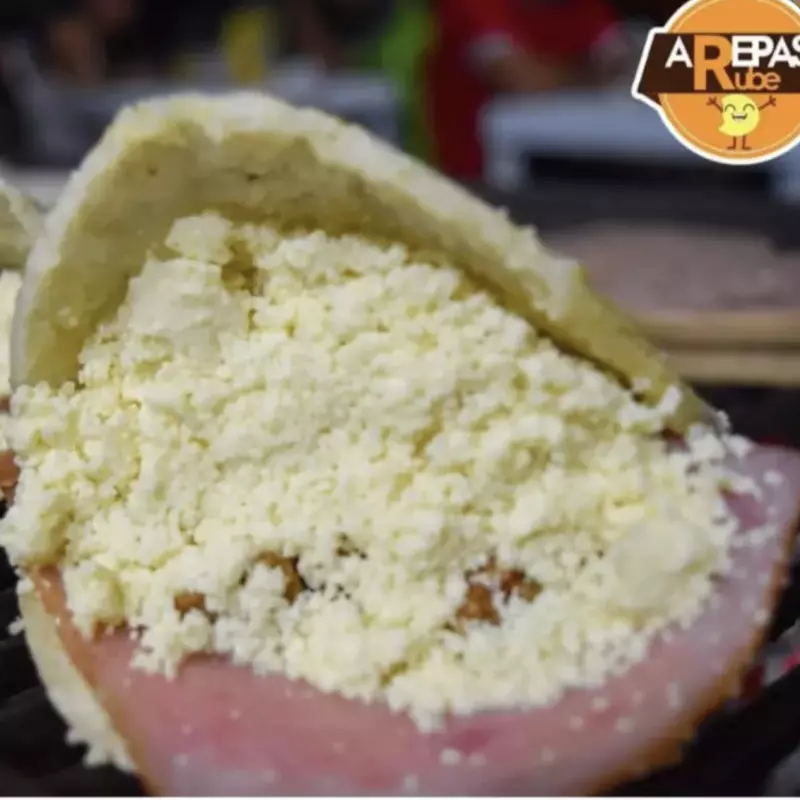 AREPA DE MORTADELA Y QUESO