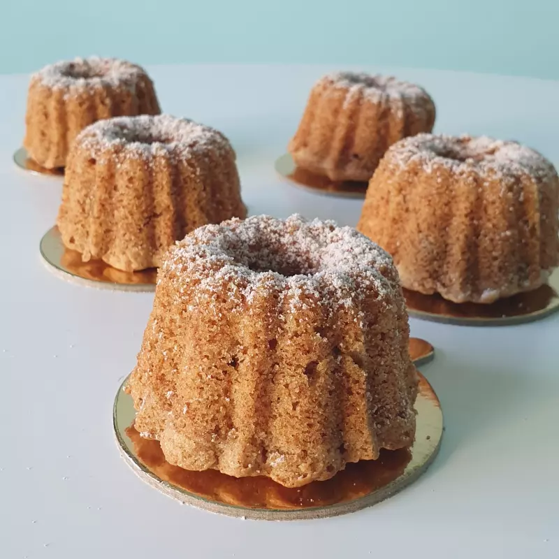 Apple cinnamon cake with walnuts