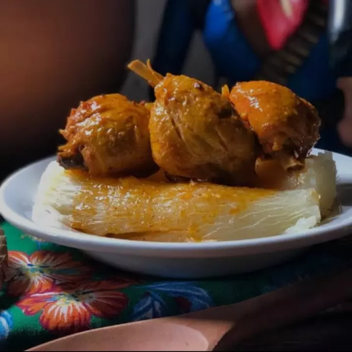 Macaxeira com Galinha Guisada