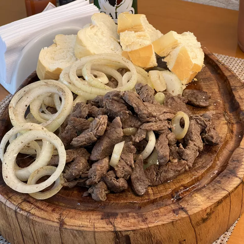 PORÇÃO DE FILÉ MIGNON ACEBOLADO