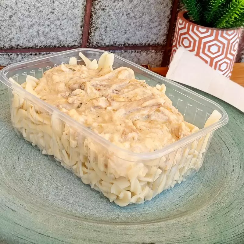 Macarrão com suíno ao molho cremoso