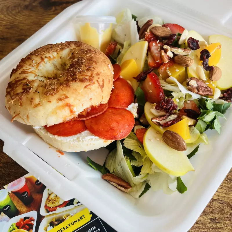 BAGGEL CON ENSALADA