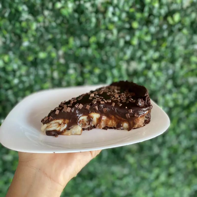 Fatia torta bombom de leite ninho