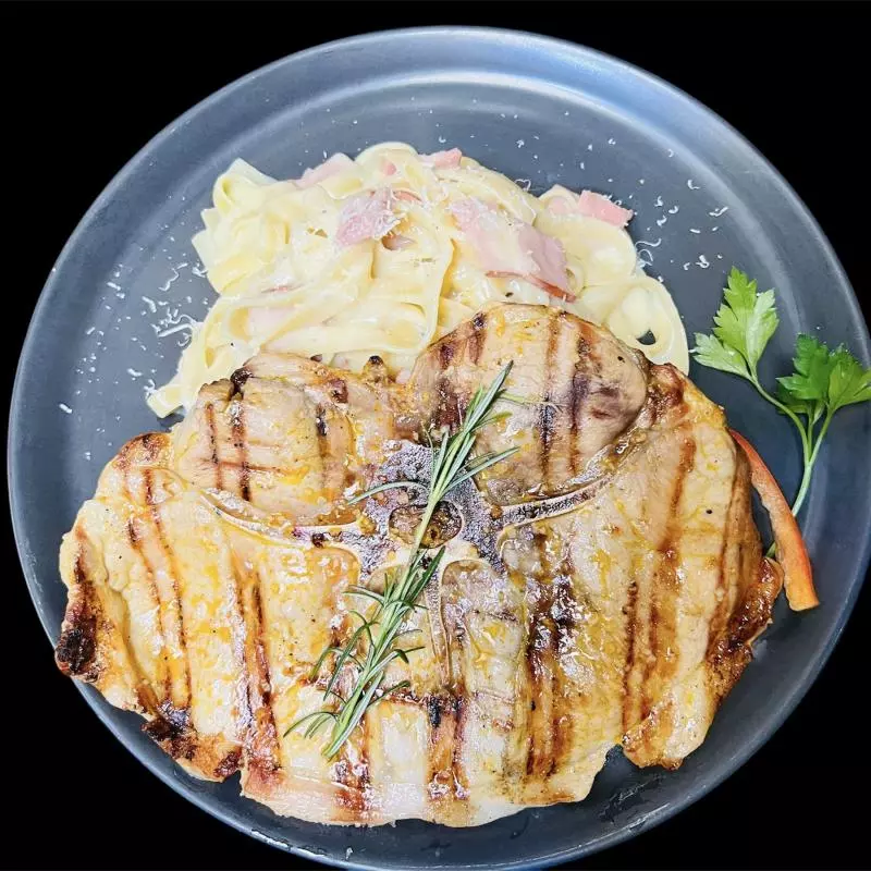 CHULET ADE CERDO CON FETTUCCINE