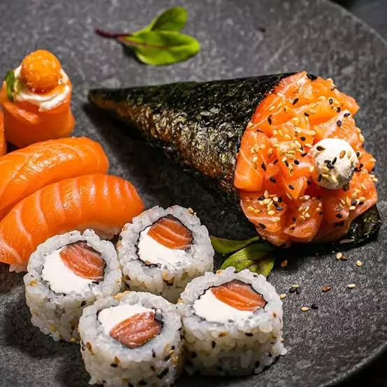 Temaki em dobro + 10 sushis