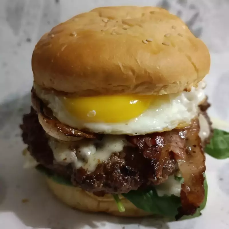 BURGER BACON EGG/ TOCINO Y HUEVO