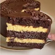 FATIA DE BOLO MARACUJÁ COM CHOCOLATE