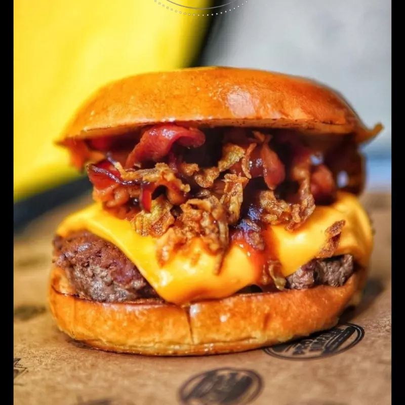 Yamm Burger + batata e bebida