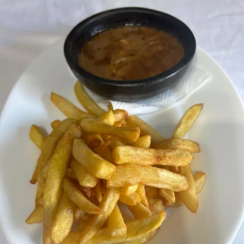 Camarón al Pilpil con papas fritas