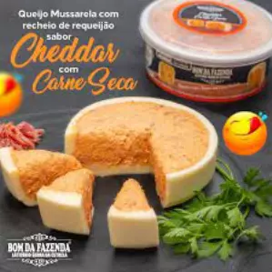Queijo rechado cheddar e carne seca
