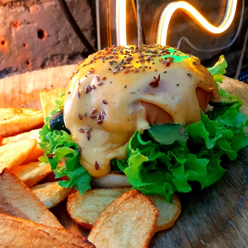 Cheddar bacon HB + papas $12.990