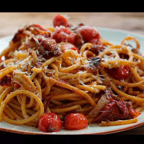 Pasta Amateiciana con Lomo