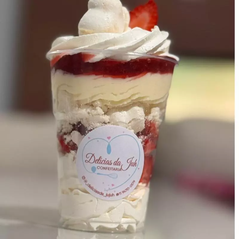 Copo Supremo Suspiro com Morango