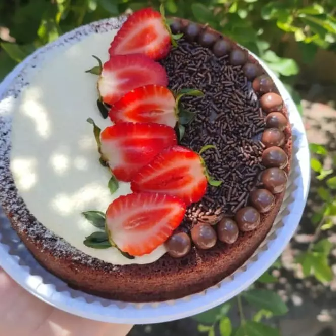 Pool cake meio a meio c/ morangos