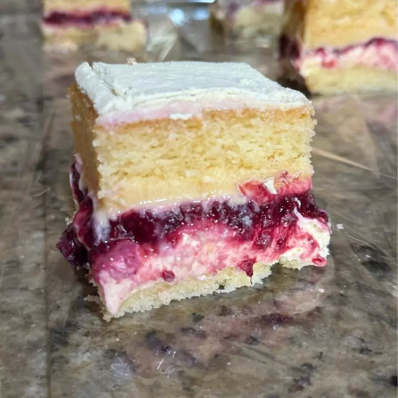 BOLO GELADO FRUTAS VERMELHAS