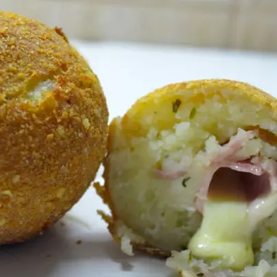 BOMBA DE PAPA CON JAMÓN Y QUESO