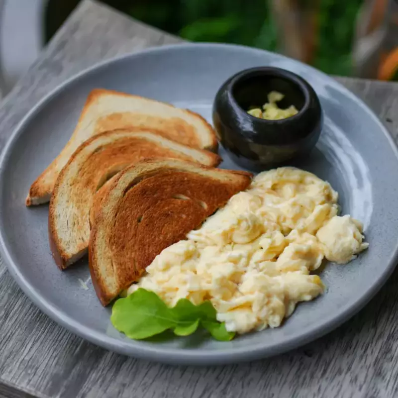 Huevos Revueltos con Tostadas