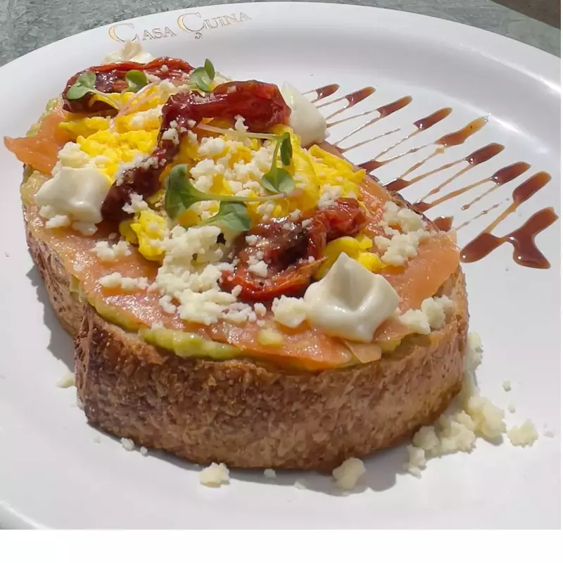 Tostada de Salmón y Huevo Revuelto