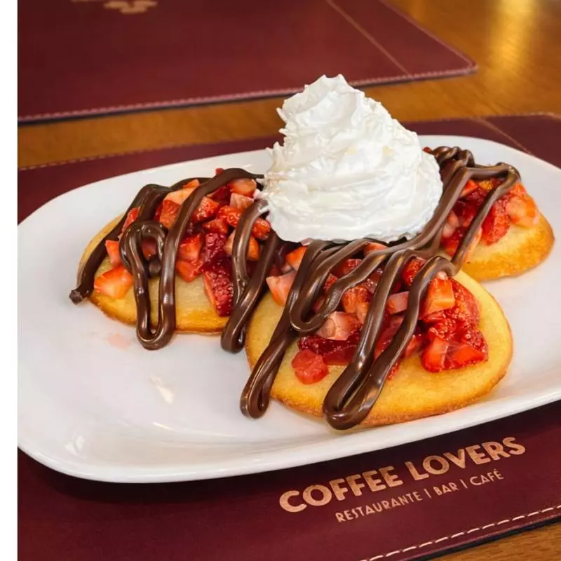 PANQUECA C/ MORANGO E CREME DE AVELÃ