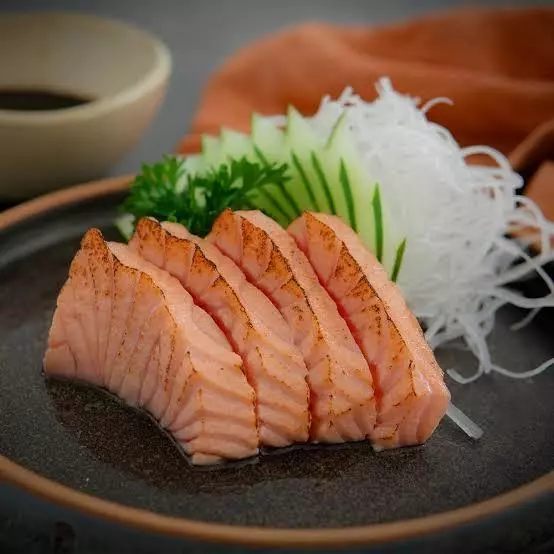 4 Sashimi de salmão maçaricado