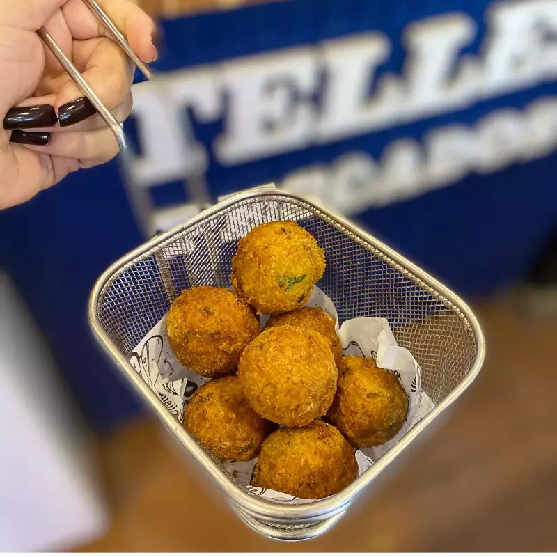 PORÇÃO DE BOLINHO DE BACALHAU