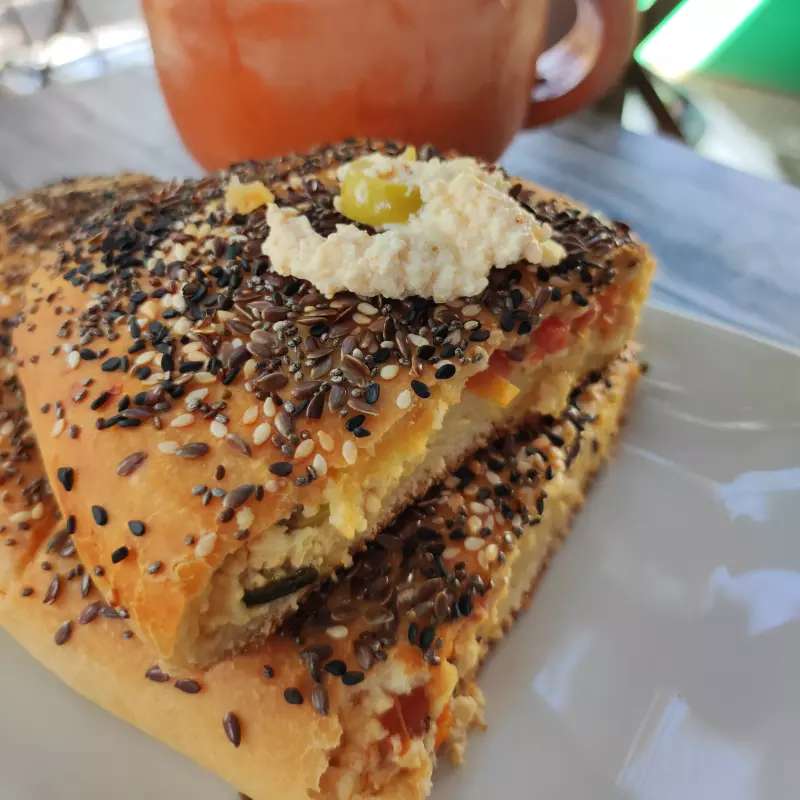 Pão recheado sabor tofu temperado