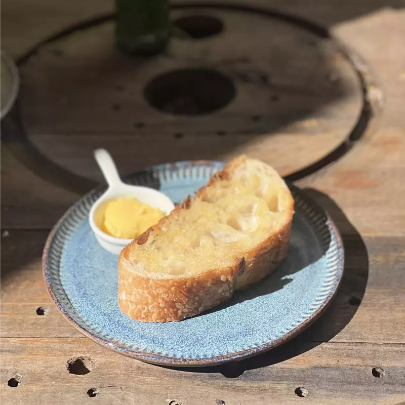 Fatia de Pão Artesanal na Manteiga