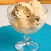 Gelato de creme com passas