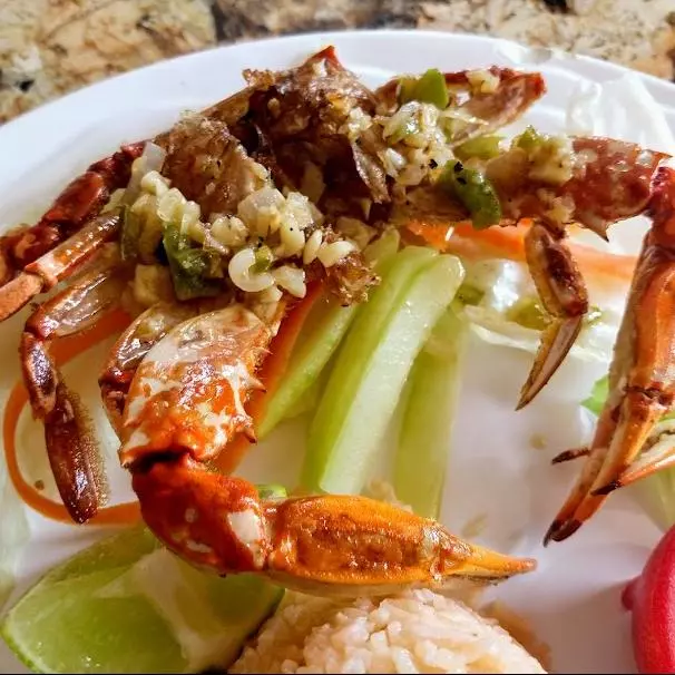 Jaibas al mojo de ajo