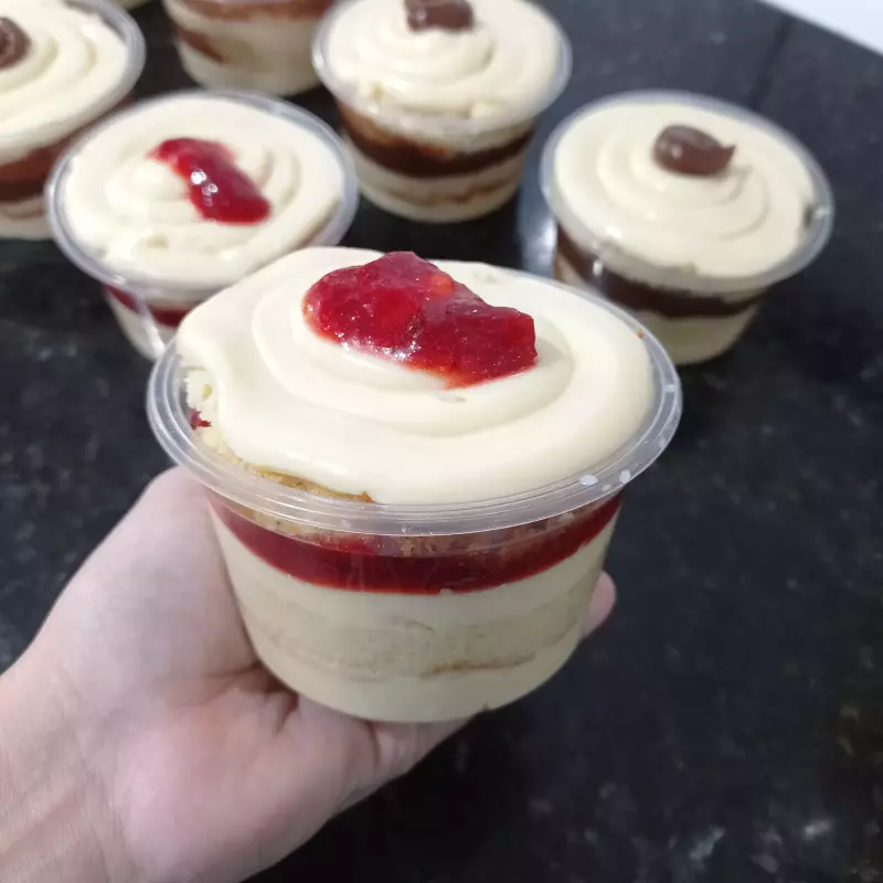 Bolo de Pote Ninho/Geleia de Morango