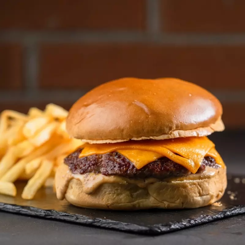 Cheese Burguer con Papas Fritas