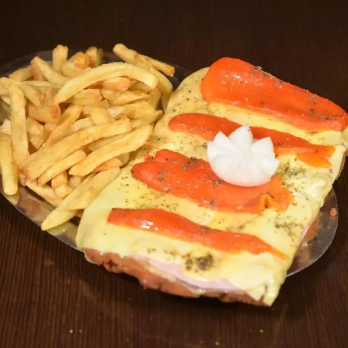 Milanesa de Jamón y Morrón con Papas Fritas