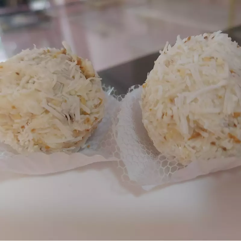 Bombom de coco com doce de leite