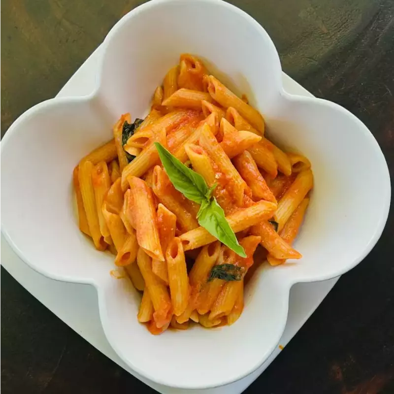Pasta al pomodoro e caprino fresco