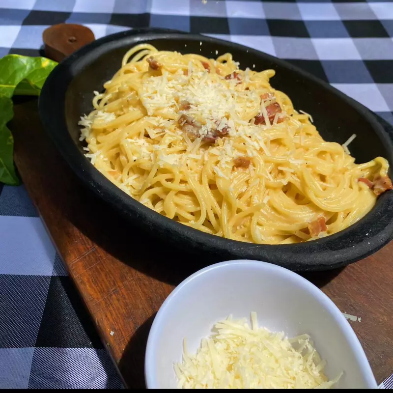 Pasta crema de leche y tocineta