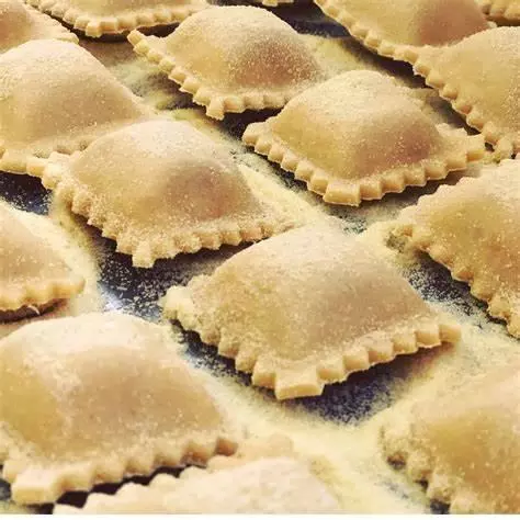 RAVIOLI DE CALABRESA COM QUEIJO