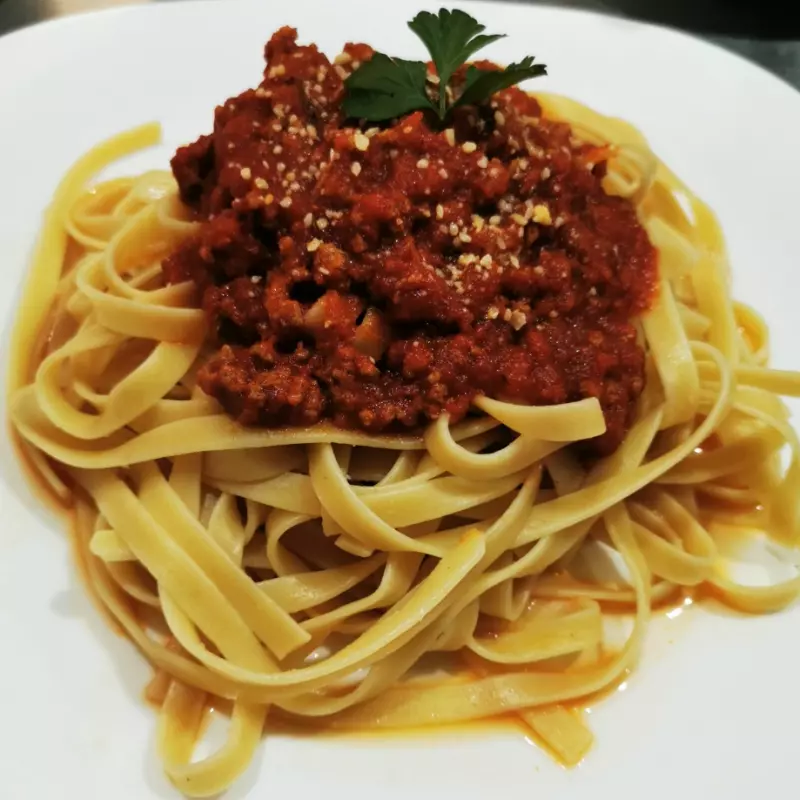 TALLARIN EN SALSA ROJA