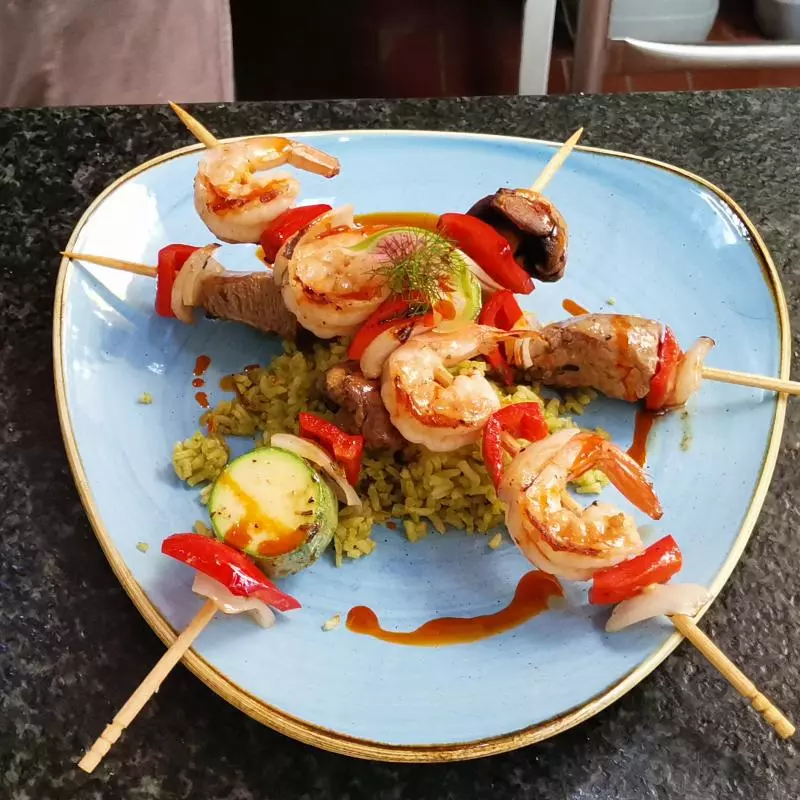 Brochetas mar y tierra