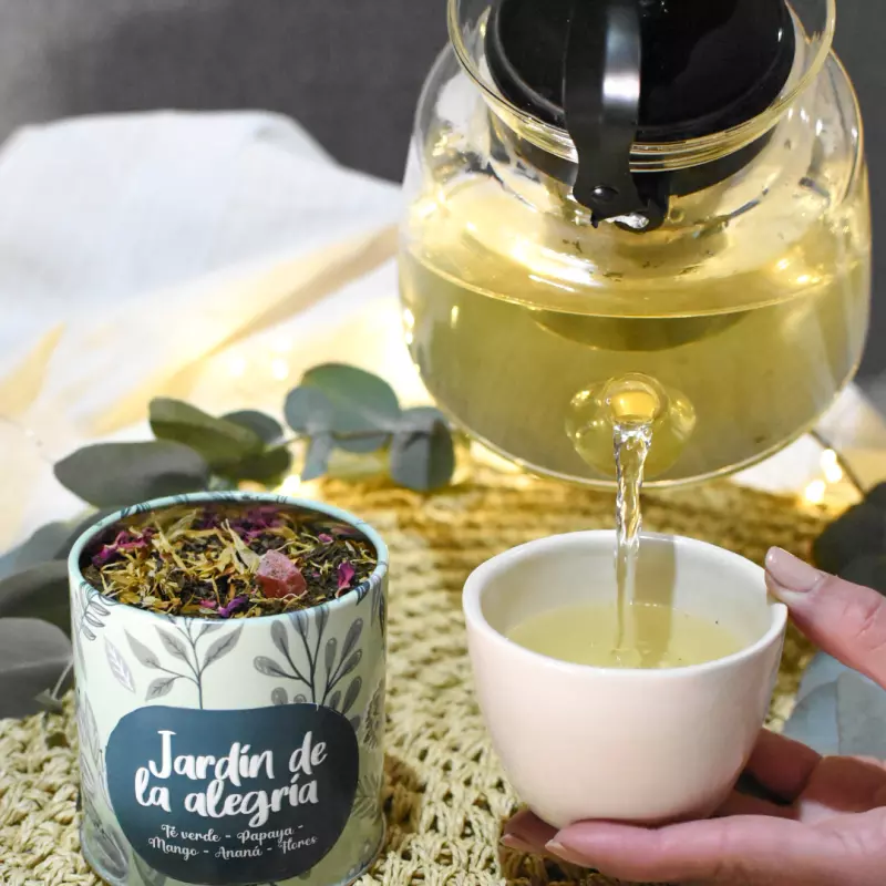 Tetera con hebras de té a elección