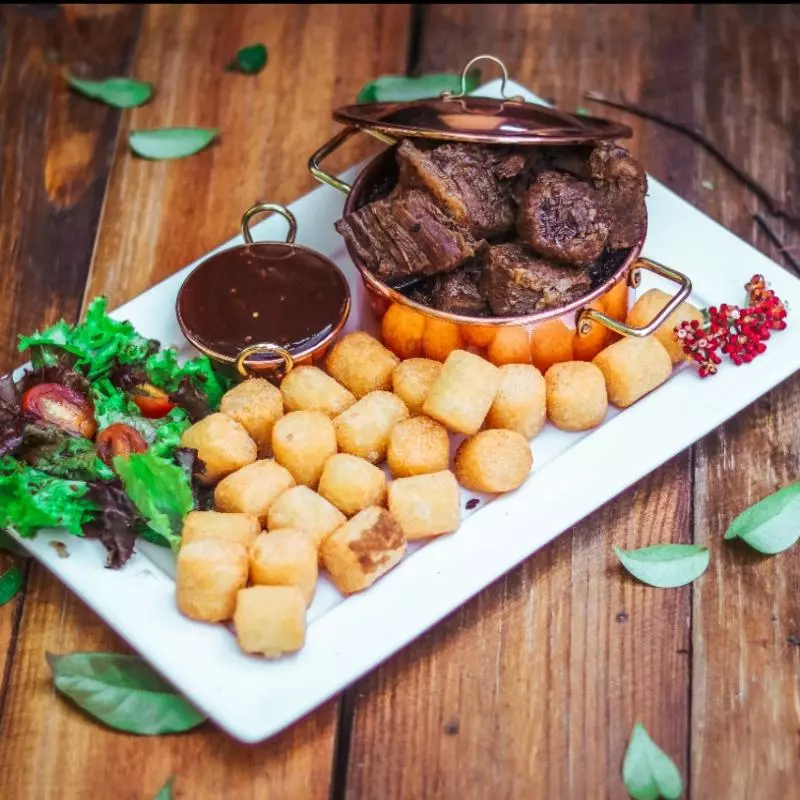 CARNE DE PANELA, MANDIOCA E GORGON