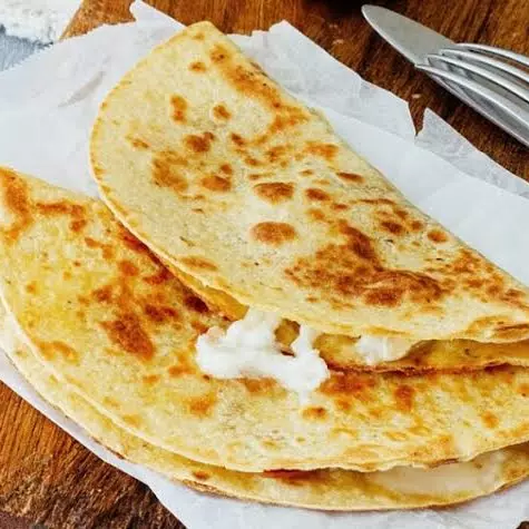 QUESADILLA CON MACHACA