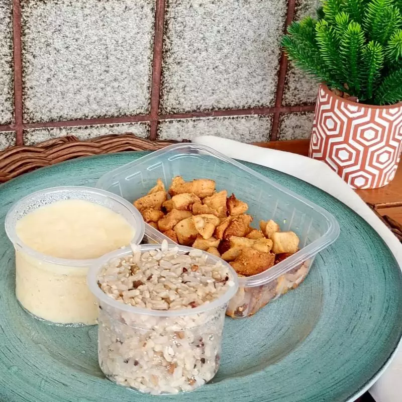 Frango em cubo com purê de aipim