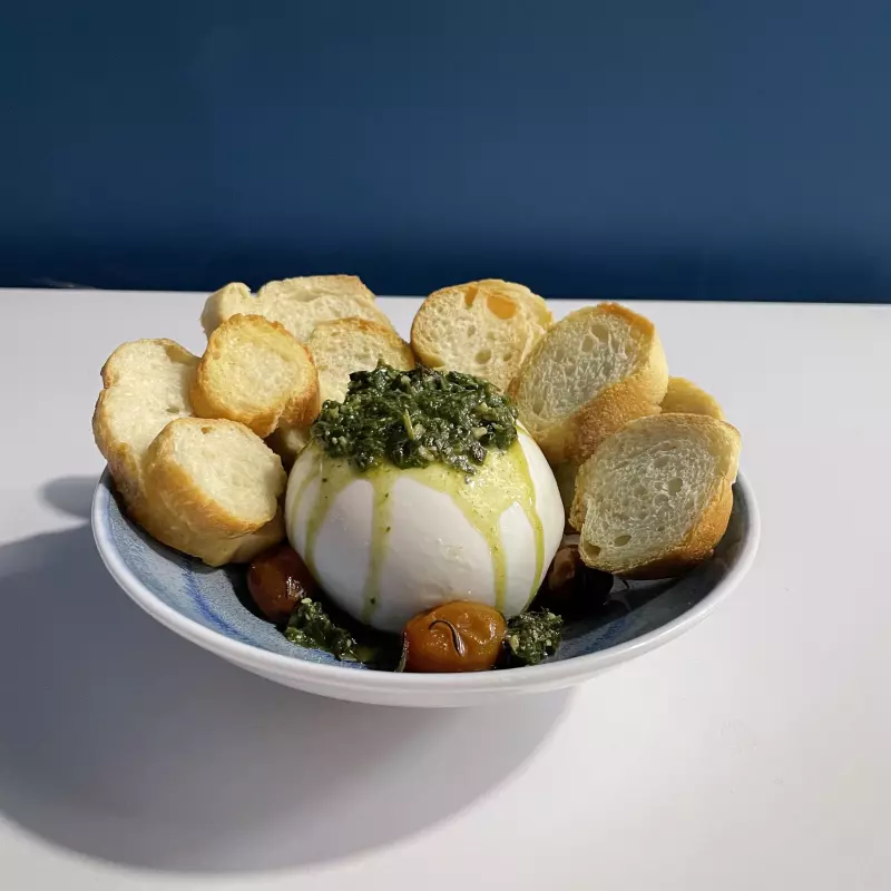 Burrata ao pesto com tomate confit