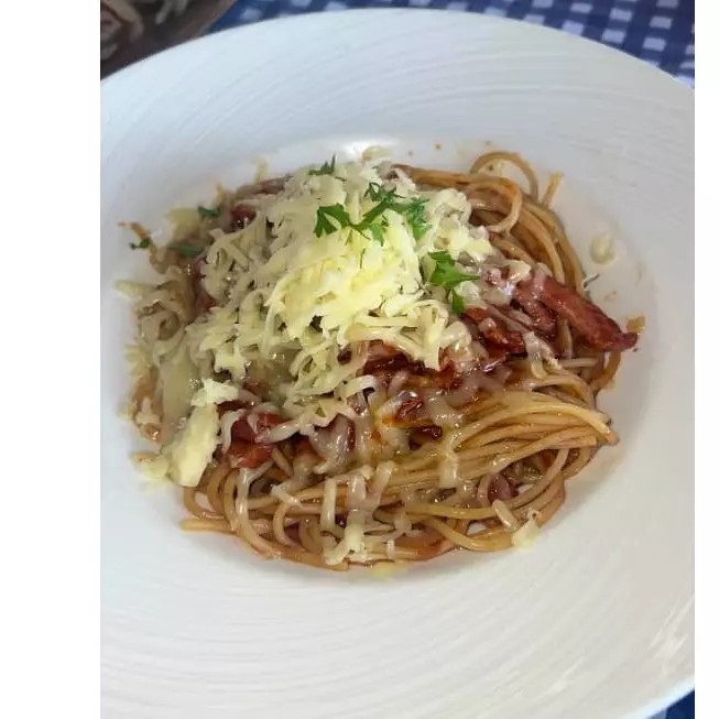Pasta  con jamón y queso
